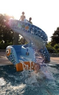 Kostenlosen Badespaß im Tiergartenbad für Ferienpass-Kinder gibt es schon lange. Der Gemeinderat hat jetzt beschlossen, dass in diesem Jahr auch deren Eltern freien Eintritt haben. (Foto: Stadtwerke Heidelberg) Eine Rutsche in einem Freibad