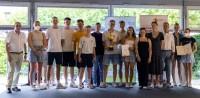Heidelbergs Jugendsportlerinnen und Jugendsportler des Jahres 2021: Oberbürgermeister Prof. Dr. Eckart Würzner (3.v.r.), Gerhard Schäfer, Vorsitzender Sportkreis Heidelberg (l.), und Heidelbergs Sportlerin des Jahres bei den Erwachsenen Zoe Vogelmann (2.v.l.) gratulierten unter anderem der Jugendsportlerin des Jahres Kellie Messel (2.v.r.) und dem Junioren-Team Rudern der RG Heidelberg. Auf dem Bild fehlen der Jugendsportler des Jahres Linus Hüger und Johanna Debus, gemeinsam mit Kellie Messel Jugendsportlerin des Jahres. (Foto: Tobias Dittmer) Eine Gruppe stellt sich zum Foto auf