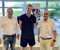 Heidelbergs Jugendsportler des Jahres Linus Hüger mit Gert Bartmann (links), Leiter des Amtes für Sport und Gesundheitsförderung, und Gerhard Schäfer, Vorsitzender Sportkreis Heidelberg. (Foto: Sportkreis Heidelberg) Drei Menschen stehen nebeneinander