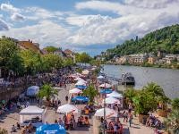 Blick auf das südliche Neckarufer von der Alten Brücke. Pavillions und Sonnenschirme sind aufgebaut.