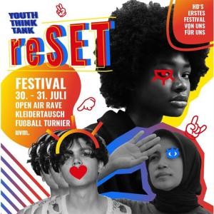 Titelbild des reSET Flyers Drei junge Menschen auf der Titelseite des Flyers zum reSet Festival