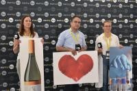 Katharina Pelka (Stabsstelle Kultur- und Kreativwirtschaft, links), Dr. Thomas Prexl (Technologiepark Heidelberg) und Anna Romey (Amt für Wirtschaftsförderung und Wissenschaft) beim Pitch zum Wettbewerb „Start-up BW Local – gründungsfreundliche Kommune“. (Foto: Start-up BW) Menschen nehmen eine Auszeichnung entgegen