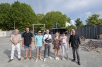 Informierten am 28. Juli 2022 bei einem Pressetermin auf dem „Feierbad“-Gelände neben dem Tiergartenbad über die dritte Edition der Party-Reihe für junge Menschen in Heidelberg: Oberbürgermeister Prof. Dr. Eckart Würzner (r.), Mathias Schiemer, Geschäftsführer der Heidelberg Marketing GmbH und der Heidelberg Kultur- und Kongress GmbH (l.), Jugendvertreterinnen und Jugendvertreter sowie Guy Dechandol vom Heidelgarden. (Foto: Philipp Rothe) Eine Gruppe von Menschen in einer Reihe