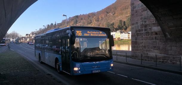 Bus der Linie 755 unter der Alten Brücke