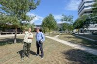 Es wird immer grüner im Zollhofgarten – Amtsleiter des Forst- und Landschaftsamtes Dr. Baader erklärt Erstem Bürgermeister Jürgen Odszuck die Vorzüge robusten Baumarten, die mit Absicht hier gepflanzt wurden. (Foto: Phillip Rothe) 2 Personen stehen auf einer Wiese mit jungen Bäumen