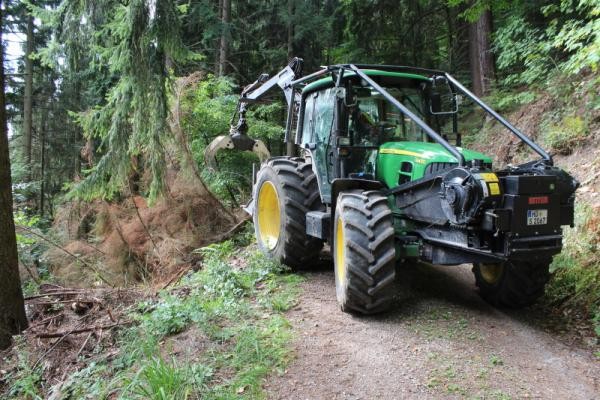  Forstspezialschlepper im Wald