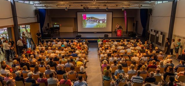 Rund 350 Besucherinnen und Besucher in einer Halle