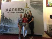 Die IGH-Schülerinnen Jana Hahn, Anna Schlemmer und Romie Niedermayer Am Tag der Ausstellungseröffnung im Jewish Refugees Museum (Foto: Stadtarchiv Heidelberg)