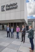Gruppenfoto mit dem ersten Bürgermeister vor dem neuen Karlstorbahnhof