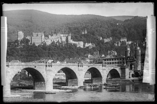 Foto der Alten Brücke von früher in Schwarz-Weiß.