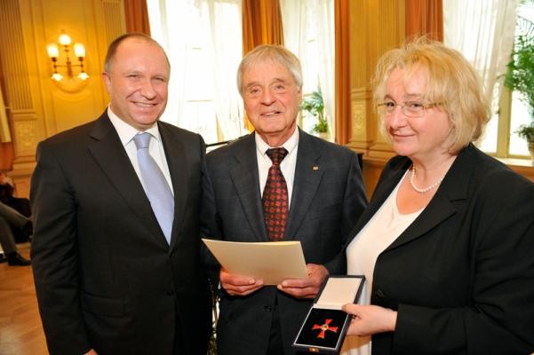 Theresia Bauer, Ministerin für Wissenschaft, Forschung und Kunst, Heinz Reutlinger und Erster Bürgermeister Bernd Stadel bei der Übergabe des Bundesverdienstkreuzes an Heinz Reutliinger (v.r.n.l) (Foto: Kresin) Theresia Bauer, Ministerin für Wissenschaft, Forschung und Kunst, Heinz Reutlinger und Erster Bürgermeister Bernd Stadel bei der Übergabe des Bundesverdienstkreuzes an Heinz Reutliinger (v.r.n.l) (Foto: Kresin)