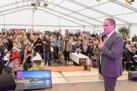 Oberbürgermeister Würzner bei seiner Bürgerfest-Ansprache 2020 im vollen Festzelt auf Patrick-Henry-Village (PHV)