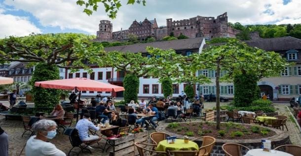Freizeit und Gastronomie mit Schlossblick in Heidelberg (Foto: Dittmer) Besucher eines Cafés auf dem Karlsplatz mit Schlossblick (Foto: Dittmer)