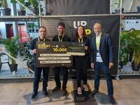 Beim Landesfinale in Stuttgart nahmen den ersten Preis für Heidelberg beim Wettbewerb „Start-up BW Local – Gründungsfreundliche Kommune“ entgegen (von links): Dr. Thomas Prexl (Technologiepark Heidelberg), Dr. Raoul Haschke (Heidelberg Startup Partners), Katharina Pelka (Stabsstelle Kultur- und Kreativwirtschaft der Stadt Heidelberg) und Alex Wolf (IHK Rhein-Neckar). (Foto: Stadt Heidelberg) Gruppenfoto von der Preisverleihung.