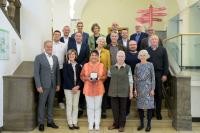 Gruppenfoto der Geehrten auf einer Treppe im Rathaus.