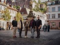 Gruppenfoto vor dem Brunnen auf dem Marktplatz in Heidelberg.