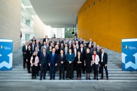 Die Teilnehmenden am Bündnistag bezahlbarer Wohnraum im Bundeskanzleramt mit Bundeskanzler Olaf Scholz und Klara Geywitz, Bundesministerin für Wohnen, Stadtentwicklung und Bauwesen (vordere Reihe, Mitte) sowie Prof. Dr. Eckart Würzner, Erster Stellvertreter des Präsidenten des Deutschen Städtetages und Oberbürgermeister von Heidelberg (2. Reihe, links). (Foto: Bundesregierung/Sandra Steins) Gruppenfoto mit dem Bundeskanzler auf einer Treppe.