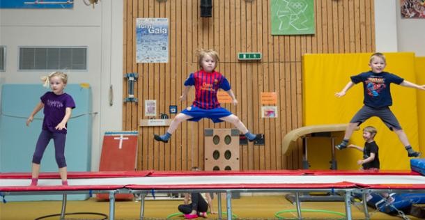 Kinder auf dem Trampolin (Foto: Rothe) Kinder auf dem Trampolin