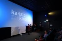 Fimmatinée zum Welttag der seelischen Gesundheit 2024 (Foto: Stadt Heidelberg) Vor der Leinwand im Karlstorkino stehen Moderatorin, KBB, Sozialdezernentin und DGS-Dolmetscherin