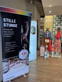 Ein bunter Aufsteller zur Stillen Stunde steht im Eingangsbereich des Modehaus Niebel Ein bunter Aufsteller zur Stillen Stunde steht im Eingangsbereich des Modehaus Niebel