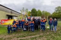 Gemeinsam für den Klimaschutz und die Biodiversität: Baumpflanzaktion der Stadt Heidelberg, der Jugendfeuerwehr Rohrbach und der Reitanlage Astor. (Foto: Tobias Dittmer) Gruppenfoto der Jugendfeuerwehr auf einer Wiese.