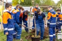 Kinder der Jugendfeuerwehr pflanzen Bäume.