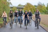 Gruppenfoto von Personen beim Fahrradfahren auf dem neuen Fahrradweg.