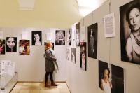 „Selbst-Bewusst-Sein – 36 shades of being normal“ heißt eine Fotoausstellung des BiBeZ e.V., die bis 24. November 2022 im Foyer des Heidelberger Rathauses präsentiert wird. (Foto: Stadt Heidelberg) Eine Person schaut sich Bilder an