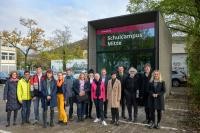 Der neue Info-Point „Schulcampus Mitte“ ist Schaufenster für die geplante Entwicklung des Areals zwischen Helmholtz-Gymnasium, Willy-Hellpach-Schule und Pestalozzischule in der Südstadt. Erster Bürgermeister Jürgen Odszuck (2.v.r.) und Bildungsbürgermeisterin Stefanie Jansen (5.v.r.) besichtigten den Pavillon mit Mitgliedern des Preisgerichts sowie Vertretern der Kommunalpolitik, der Willy-Hellpach-Schule und der Verwaltung am 9. November. (Foto: Philipp Rothe) Gruppenbild mit Erster Bürgermeister Jürgen Odszuck, vor dem Holz-Pavillon Schulcampus Mitte.