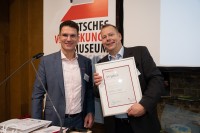 Marc Massoth (links) überreichte Hans-Georg Böcher eine Urkunde zum 25-jährigen Bestehen des Verpackungsmuseums. (Foto: Gös) Marc Massoth überreicht Hans-Georg Böcher eine Urkunde zum 25-jährigen Bestehen des Verpackungsmuseums.