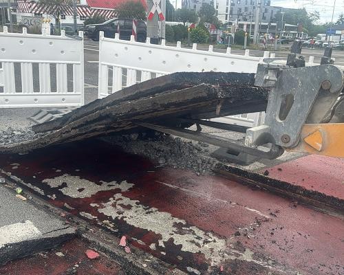Undichte Fahrbahndecke (Foto: Stadt Heidelberg) Bagger hebt Straßenbelag an