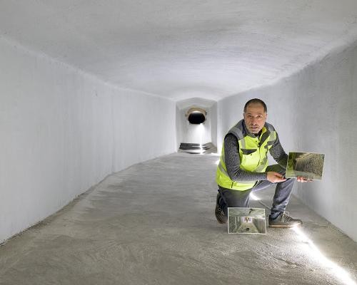 Sanierter Hohlkasten im Brückeninneren (Foto: Rothe) Bauarbeiter zeigt den frisch verputzen Hohlkasten