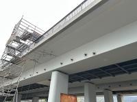 ie Betonoberflächen wurden auf 11.000 Quadratmetern instandgesetzt. (Foto: Stadt Heidelberg) Unterseite der Brücke mit neuen Betonoberflächen.