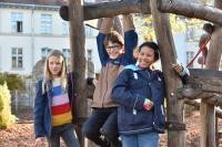 Für viele Viertklässlerinnen und Viertklässler steht jetzt die Entscheidung für eine weiterführende Schule an. Der neue digitale Schulwegweiser der Stadt Heidelberg gibt unter www.heidelberg.de/schulwegweiser kompakte Informationen rund um den Schulstandort Heidelberg und den Wechsel von der Grundschule in die weiterführende Schule. (Foto: Peter Dorn) Gruppenbild von drei Kindern auf einem Klettergerüst auf dem Spielplatz.