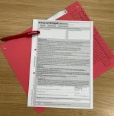 Den Antrag auf Wohngeld kann man entweder auf Papier oder digital unter www.heidelberg.de/wohngeld stellen. (Foto: Stadt HD) Wohngeld-Antrag liegt auf einem Tisch