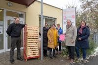 Ein wichtiger Anlaufpunkt für Menschen mit geringem Einkommen: An den Tafelladen „Rat und Tat St. Elisabeth“ in der Südstadt spendete Oberbürgermeister Prof. Dr. Eckart Würzner 1.000 Euro aus seinen persönlichen Verfügungsmitteln. Auf dem Foto v.l.n.r.: Gregor Wiskandt, (Koordinator des Südstadt-Tafelladens), Dr. Susanna Re (Geschäftsführerin Caritasverband Heidelberg e.V.), Dr. Franziska Geiges-Heindl (Vorsitzende Caritasverband Heidelberg e.V.), Dr. Regina Orf (stellvertretende Vorsitzende SKM Heidelberg e.V.), Oberbürgermeister Prof. Dr. Eckart Würzner, Birgit Grün, Abteilungsleiterin Soziale Dienste Caritasverband Heidelberg e.V.). (Foto: Rothe) Oberbürgermeister, Eckart Würzner bei der Südstadt-Tafel