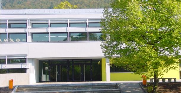 Das Gebäude der Grundschule Emmertsgrund von außen