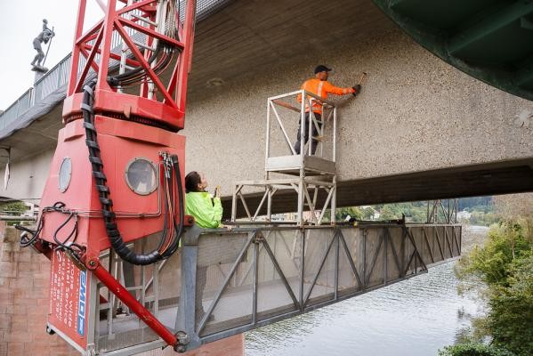 Von einem Brückenuntersichtgerät aus wird die Ziegelhäuser Brücke auf Schäden geprüft (Foto: Stadt Heidelberg) Von einem Brückenuntersichtgerät aus wird die Ziegelhäuser Brücke auf Schäden geprüft