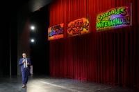 Im Marguerre-Saal des Theaters zeichnete Prof. Dr. Eckart Würzner im Rahmen eines Festakts die Agenda für seine dritte Amtszeit – im Fokus stehen dabei die Themen „Stärkung des sozialen Miteinanders“, „Förderung der Heidelberger Innovationskraft“ sowie der Klimaschutz. (Foto: Philipp Rothe) Oberbürgermeister Prof. Dr. Eckart Würzner auf der Theaterbühne mit einem Microfon.