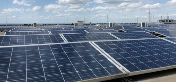 Eine Photovoltaik-Anlage auf einem Gebäudedach.