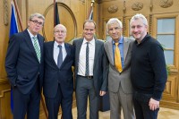 Oberbürgermeister Dr. Eckart Würzner (m) bekankte sich bei Manfred Lautenschläger (2.v.r.) für seine Spende zur Theatersanierung in Höhe von einer Million Euro und bei Rechtsanwalt Jürgen Bernbach, Geschäftsführer der Stiftung, Wolf Meng, Geschäftsführender Vorstand des Bürgerkomitees zur Rettung des Heidelberger Theaters sowie bei dem scheidenden Intendanten Peter Spuhler (v.l.) für ihr Engagement. (Foto: Rothe) Oberbürgermeister Dr. Eckart Würzner (m) bekankte sich bei Manfred Lautenschläger (2.v.r.) für seine Spende zur Theatersanierung in Höhe von einer Million Euro und bei Rechtsanwalt Jürgen Bernbach, Geschäftsführer der Stiftung, Wolf Meng, Geschäftsführender Vorstand des Bürgerkomitees zur Rettung des Heidelberger Theaters sowie bei dem scheidenden Intendanten Peter Spuhler (v.l.) für ihr Engagement. (Foto: Rothe)