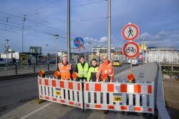 Erster Bürgermeister Jürgen Odszuck, Klaus-Peter Hofbauer, Bülent Kardogan, Christopher Bevermann auf der Montpellierbrücke 