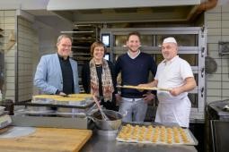 Bild von Oberbürgermeister Prof. Dr. Eckart Würzner, Martina Schafheutle-Kübel, Julian Kübel (Geschäftsführung), Backstubenleiter Stefan Trautmann im Café Schafheutle                                                                       