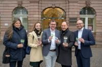 Bei dem Treffen am 31. Januar 2023 (v. l.): Umweltamtsleiterin Sabine Lachenicht, Kim Habermehl von der Heidelberger Volksbank, Bürgermeister Raoul Schmidt-Lamontain, Ralf Wuggazer, Leiter der Abteilung Marketing bei der Volksbank, und Christian Murr, Leiter des Vorstandsstabs der Heidelberger Volksbank. Alle Achtklässler Heidelbergs, die auf Einladung der Stadt und der Volksbank die Klima-Arena besuchen, erhalten dort einen wiederbefüllbaren Becher von der Heideberger Volksbank. (Foto: Philipp Rothe) Menschen mit Bechern in der Hand