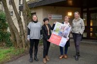 „Wir warten auf Dich!“: Mit Plakaten werben Caritas und Stadt für das neue Projekt Familienpatenschaften. Das Foto zeigt v.l.: Stephanie Hoffmann, Leiterin der Psychologischen Beratungsstelle des Caritasverbandes, Sozialbürgermeisterin Stefanie Jansen, Doris Fischer vom Kinder- und Jugendamt der Stadt Heidelberg und Projektkoordinatorin Anja Christiani. (Foto: Philipp Rothe) Menschen halten ein Plakat hoch