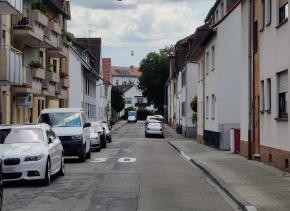 Die Turnerstraße nach der Neuordnung mit einseitigem Parken und freien Gehwegen.