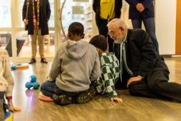 Drittklässler der IGH-Grundschule erklären Bürgermeister Wolfgang Erichson, wie das Spiel funktioniert. (Foto: Tobias Dittmer) Grundschüler erklären Bürgermeister Wolfgang Erichson wie ein Spiel funktioniert