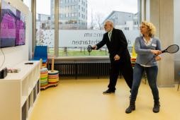Eva Weiler und Wolfgang Erichson spielen Tennis auf der Spielkonsole. (Foto: Tobias Dittmer) Eva Weiler und Wolfgang Erichson spielen Tennis auf der Spielkonsole.