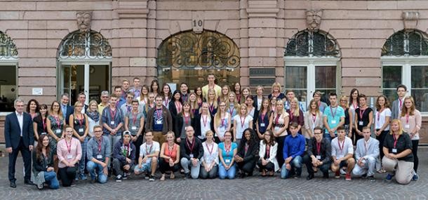 Auszubildende vor dem Rathaus in Heidelberg (Foto: Rothe) Auszubildende vor dem Rathaus in Heidelberg