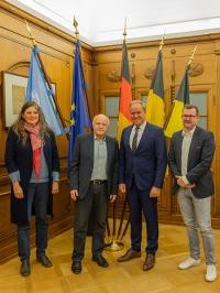 Menschen beim Gruppenfoto